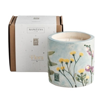 Vela perfumada em recipiente cerâmico decorado com flores e caixa de cartão com etiqueta branca