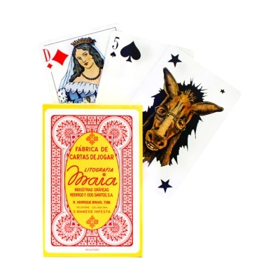 Baralho de cartas de jogar com caixa amarela e vermelha e três cartas visíveis, incluindo uma dama, um cinco de espadas e um burro com óculos.