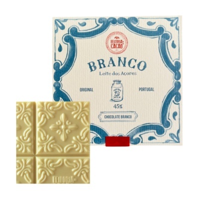 Barra de chocolate branco decorativa com embalagem branca e azul da marca Feitoria de Cacau