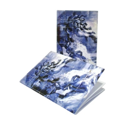 Azulejos decorativos com pintura azul e branca de figuras humanas expressivas