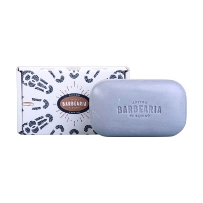 Sabonete cinzento claro com embalagem branca estampada e texto Antiga Barbearia