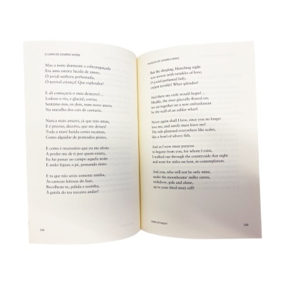 Livro aberto com texto em português e inglês em páginas numeradas 124 e 125