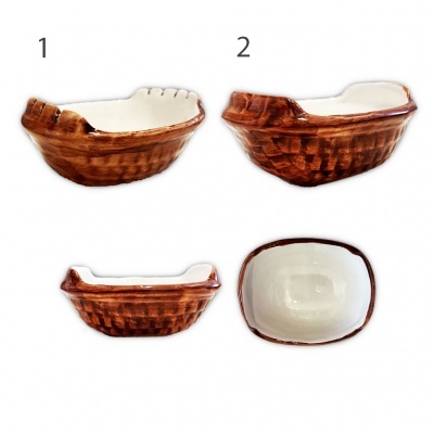 Cinzeiro cerâmico castanho e branco com divisões para cigarros em várias vistas.