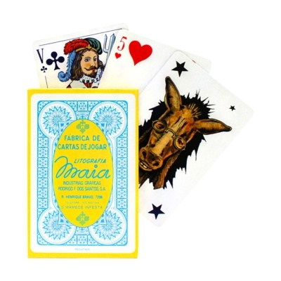 Baralho de cartas de jogar com caixa amarela e azul e três cartas expostas incluindo valete de paus e 5 de copas