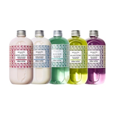 Cinco frascos de gel de banho e creme de banho Benamôr com diferentes cores e rótulos florais