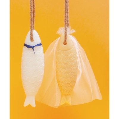 Sabões em forma de peixe pendurados com fundo amarelo