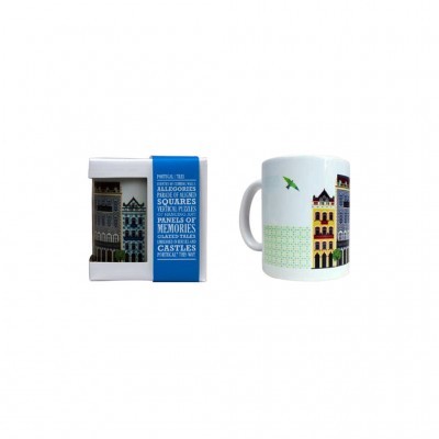 Caneca branca com ilustração de edifícios coloridos e caixa com faixa azul