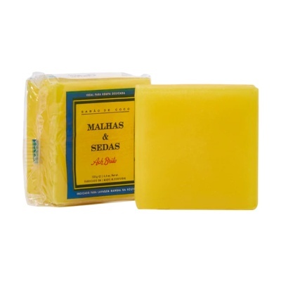 Sabão sólido amarelo embalado com rótulo amarelo e azul