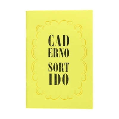 Caderno amarelo com texto preto e desenho amarelo