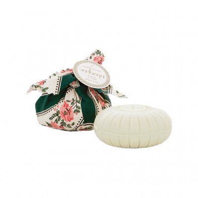 Sabonete redondo creme com embalagem em tecido floral verde e rosa