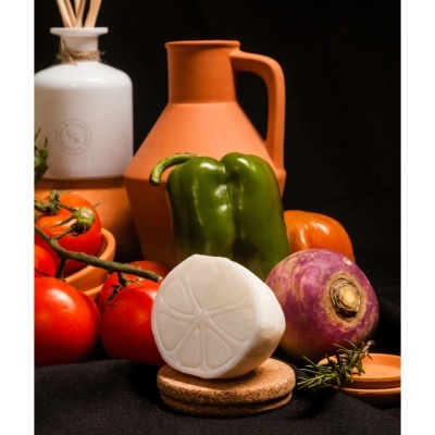 Legumes frescos com jarra de cerâmica terracota e garrafa branca no fundo