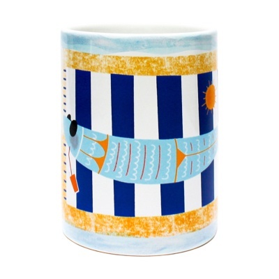 Caneca de cerâmica azul, branca e amarela com desenho de peixe e sol.