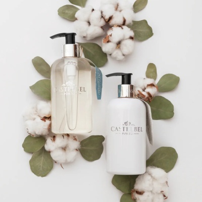 Frascos de produtos cosméticos CASTELBEL com flores de algodão