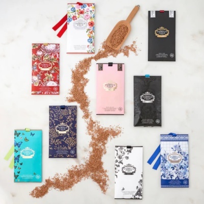 Barras de chocolate com embalagens coloridas e cacau em pó formando o mapa do Japão.