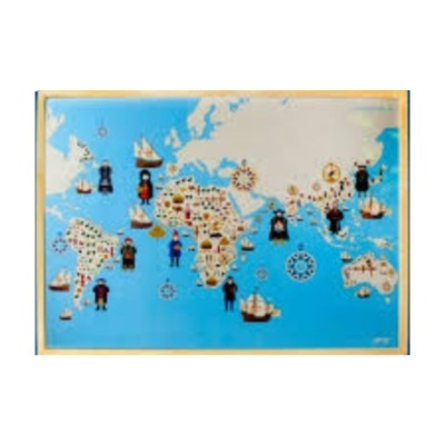 Mapa-múndi ilustrado com personagens, navios e símbolos turísticos