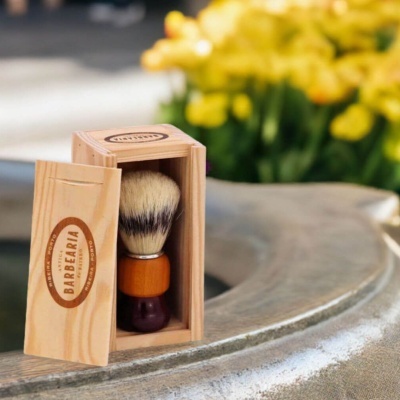 Pincel de barbear com caixa de madeira e texto RESERVA ANTIGA BARBEARIA PORTO