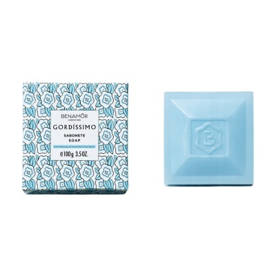 Sabonete azul claro quadrado e caixa com padrão floral e texto da marca Benamôr