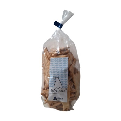 Pacote de biscoitos em formato de peixe com rótulo Bacalhaus e CASCI