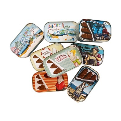 Latas metálicas coloridas com ilustrações e textos variados de sardinhas de chocolate