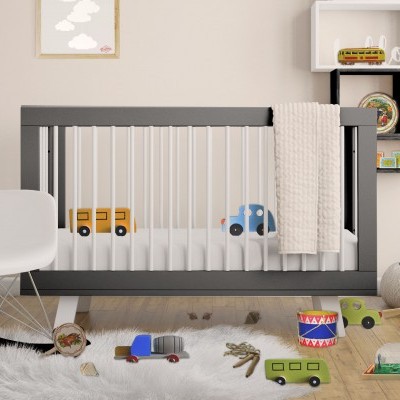 Quarto de bebé com berço e brinquedos no chão