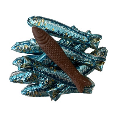 Chocolates em forma de peixe, um chocolate castanho à vista e vários embrulhados em papel azul metalizado.