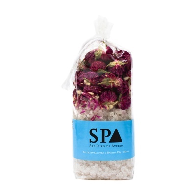 Saco transparente com sal grosso branco e flores secas roxas, etiqueta azul SPA Sal Puro de Aveiro