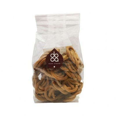 Pacote transparente de biscoitos anel entrelaçado com etiqueta marrom 'doça DOCES OLIVEIRO'