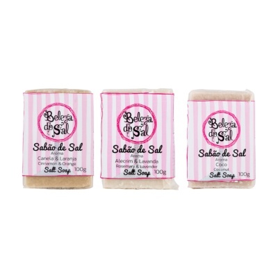 Três barras de sabão com embalagens rosa e branca com riscas, diferentes aromas e 100g cada