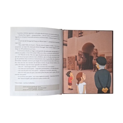 Livro aberto com texto em português e ilustração de personagens olhando para uma varanda