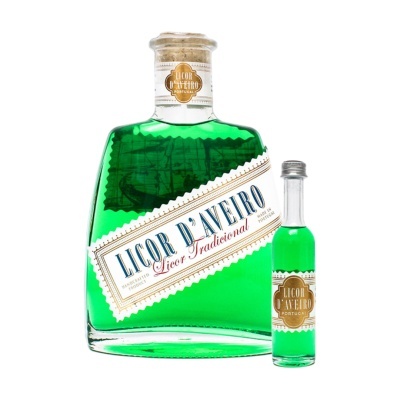 Duas garrafas de vidro com licor verde Licor DAveiro Tradicional