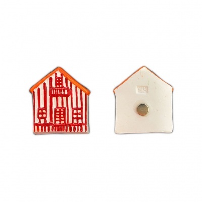 Ímanes decorativos em forma de casa com riscas vermelhas e brancas