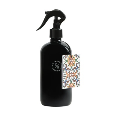 Frasco pulverizador preto com marcador decorativo colorido pendurado