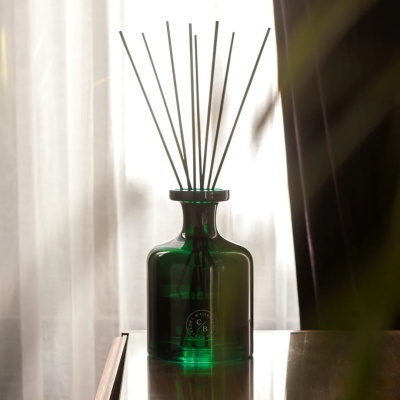 Difusor de aroma com frasco de vidro verde e varetas