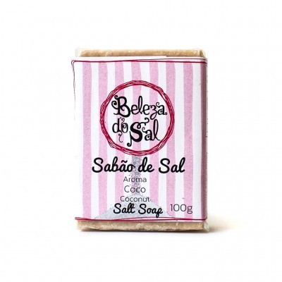 Sabão de Sal embalado em papel com riscas rosa e branco e texto preto e rosa