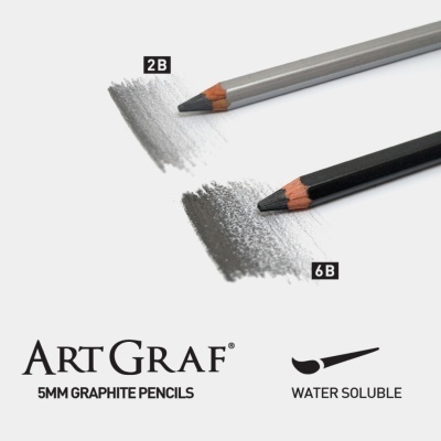 Dois lápis de grafite 2B e 6B com texto Art Graf 5mm Graphite Pencils e Water Soluble