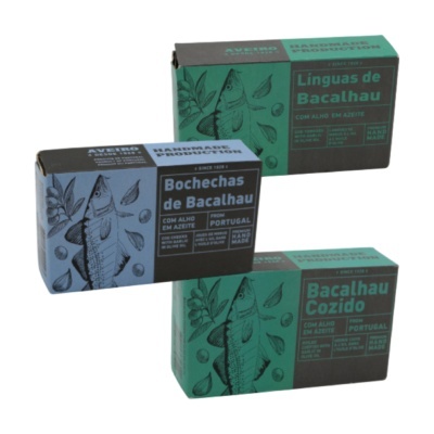 Três latas de conserva de bacalhau com embalagens em azul e verde, com texto em português e ilustrações de peixes.