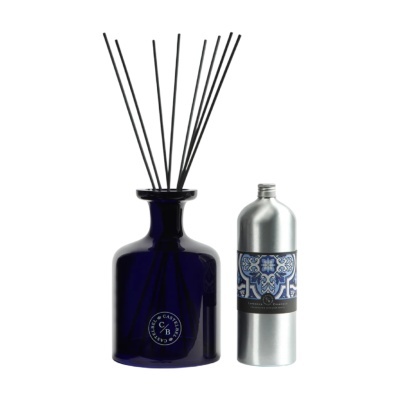 Difusor de fragrância azul com recarga metálica prateada e rótulo azul.