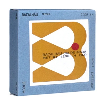 Embalagem azul de bacalhau caldeirada de 120g com design gráfico e texto multilíngue