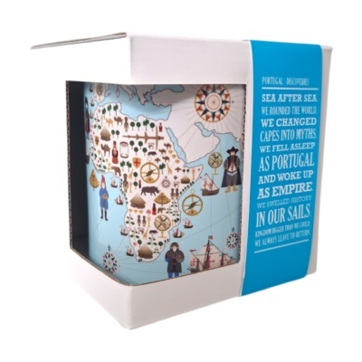 Caneca com mapa histórico da África e personagens, em caixa de presente branca com faixa azul e texto em inglês