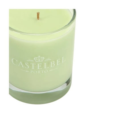 Vela perfumada verde clara em copo de vidro com logotipo CASTELBEL PORTO