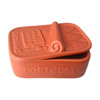 Caixa decorativa de cerâmica terracota com relevo de sardinhas e inscrições