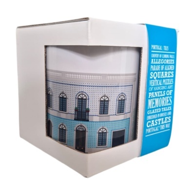 Caneca com padrão de azulejos azuis em caixa branca com etiqueta azul