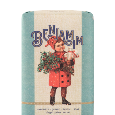 Sabonete BENJAMIM com imagem vintage de criança vestida de vermelho segurando ramo verde e garrafa de leite, embalagem azul clara