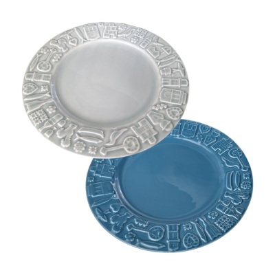 Dois pratos em cerâmica um branco e um azul com bordas decoradas em relevo