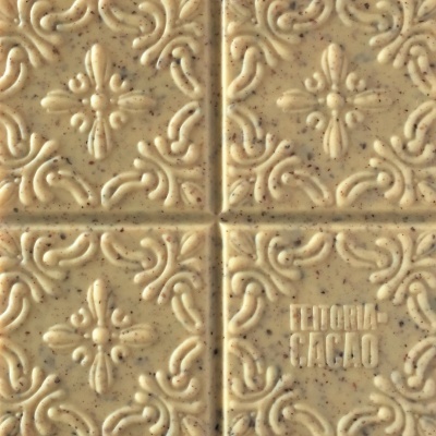 Barra de chocolate branco com padrão floral em relevo e texto FELICORIA CACAO