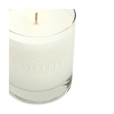 Vela branca em copo de vidro com a inscrição CASTELBEL PORTO