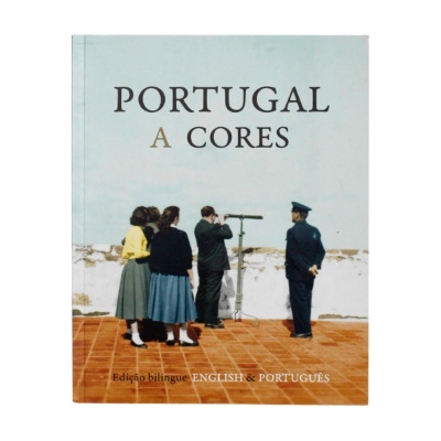 Capa de livro Portugal a cores com pessoas a observar por telescópio