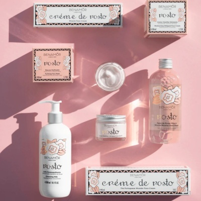 Produtos de cuidado facial Benamôr em embalagens rosa e branco com detalhes florais sobre fundo rosa