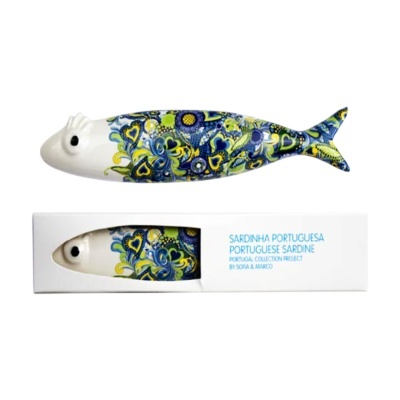 Sardinha decorativa com padrões coloridos e caixa branca com texto azul