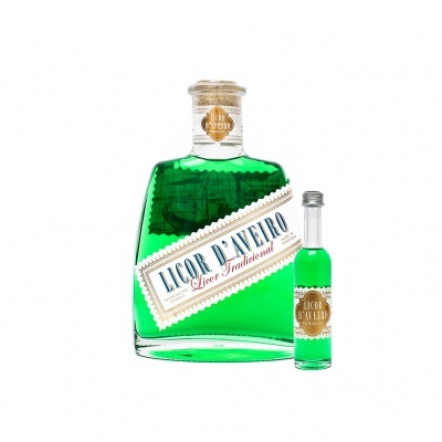 Duas garrafas de licor verde com rótulos LICOR D'AVEIRO Licor Tradicional